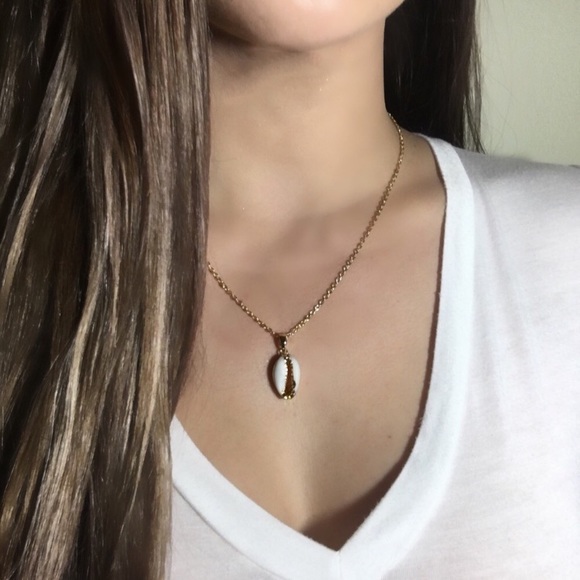 14kt Gold Cowrie Shell Necklace Boho - Picture 4 of 7